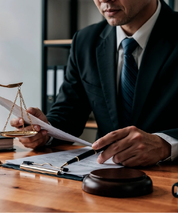 Avocat conseillant un client en droit des affaires